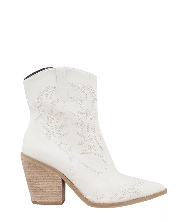 Bota bico fino C&A (R$ 259,99*). Bota bico fino C&A (R$ 259,99*).