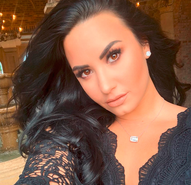 Demi Lovato de cabelo comprido