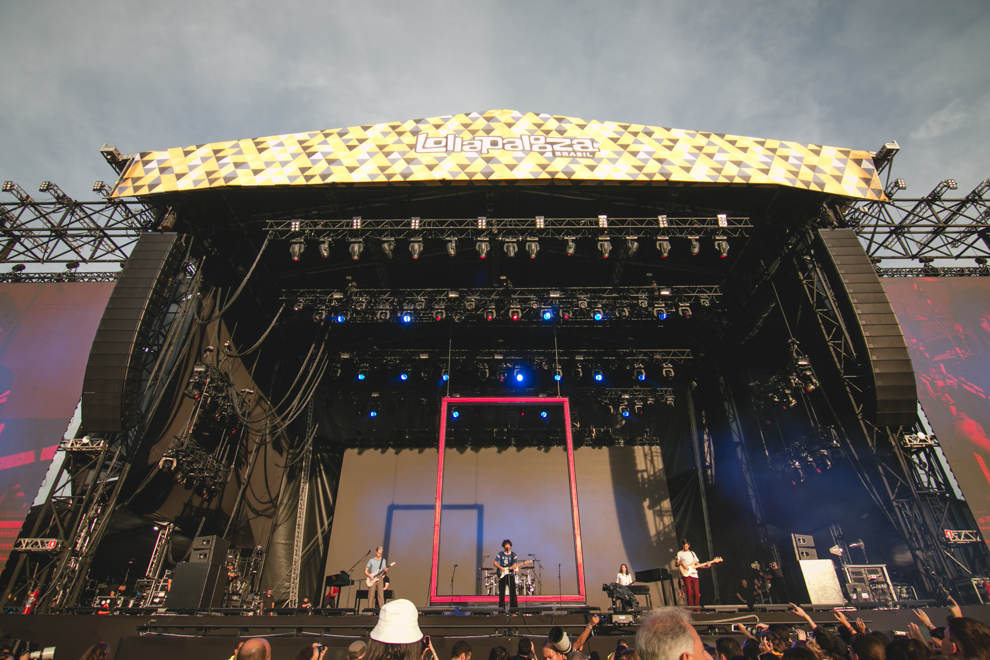 The 1975 encantou São Paulo em show cheio de críticas no Lollapalooza