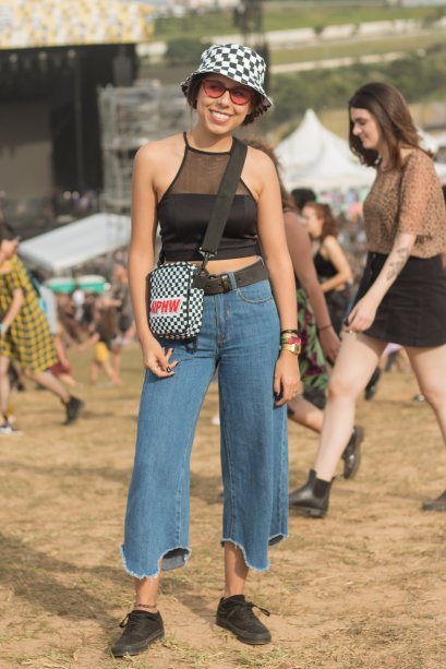 Mais uma calça cropped, agora na versão jeans, top preto, chapéu quadriculado e bolsa lateral. Bem street! <span>(@natasha.macedo, 27 anos)</span>