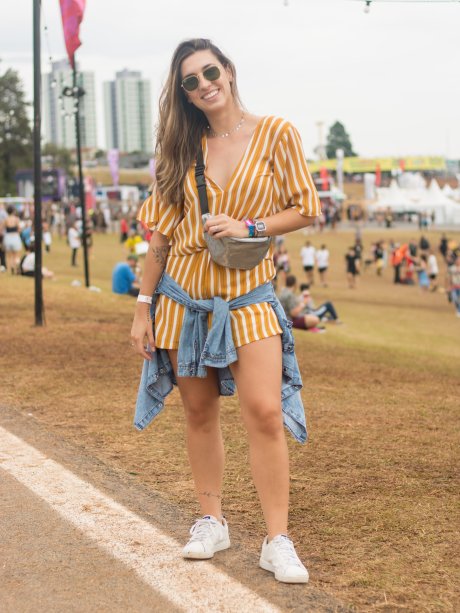 Quando a previsão meteorológica não ajuda, a jaqueta jeans na cintura vira mais que um acessório. <span>(@stefaniricci, 26 anos)</span>