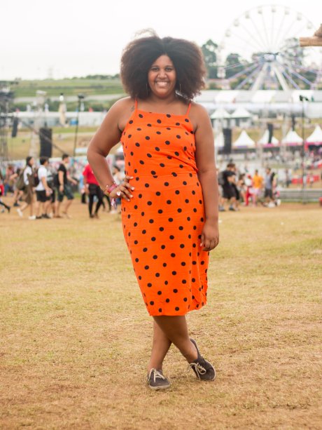 Vestido mid, estampa de poá e cor vibrante (quase neon): arrasou com pouco! (<span>@jessicarmmonteiro, 28 anos)</span>