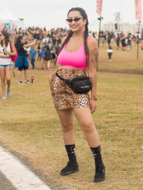 Mais um look com top neon, dessa vez combinado ao animal print. Meia na canela é outra tendência certa do Lolla! (<span>@pamcaastro, 21 anos)</span>