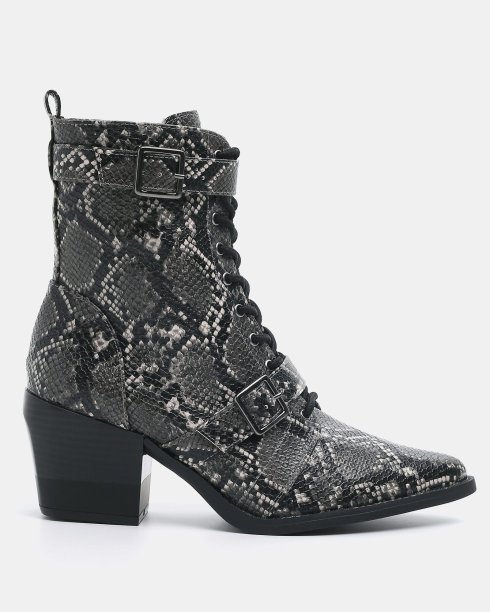 Bota western com cadarço da Riachuelo (R$ 199,90*). Bota western com cadarço da Riachuelo (R$ 199,90*).