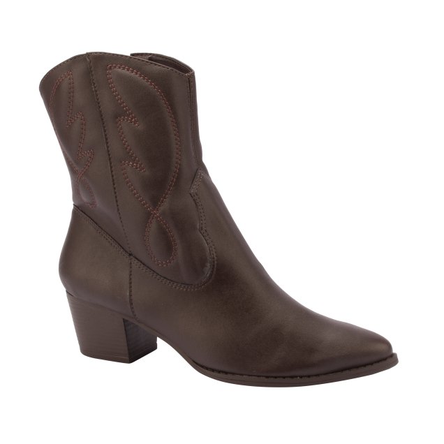 Bota da Via Uno na cor café (R$ 149). Bota da Via Uno na cor café (R$ 149).