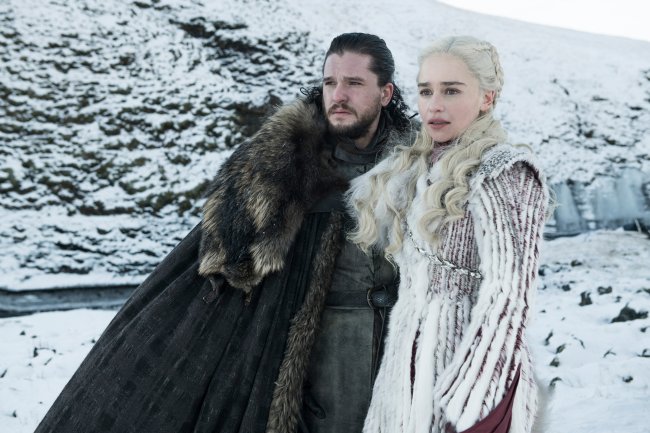 Daenerys e Jon Snow em cena de Game of Thrones; os dois estão na neve; ela com roupas brancas e ele com roupas escuras
