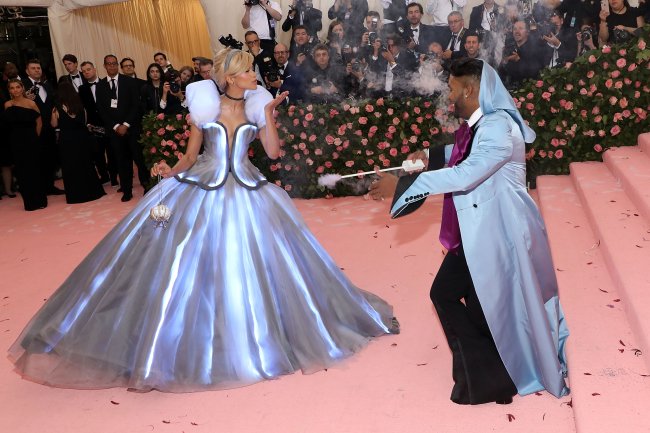 Zendaya e seu stylist no MET Gala 2019. Ela como cinderella e ele como sua fada madrinha.