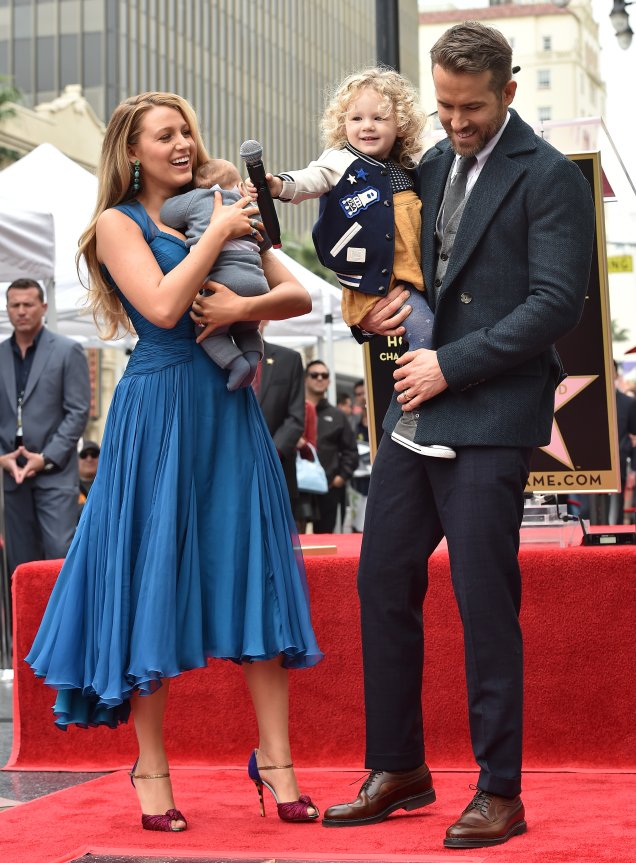 Blake Lively diva de vestido azul ao lado do marido, Ryan Reynolds, e das filhas James e Ines. Awn! <3