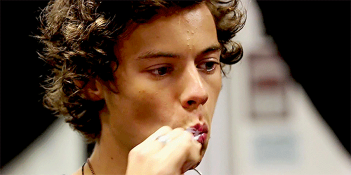 Harry Styles escovando os dentes
