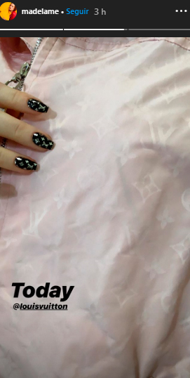 Fashionista: Madelaine Petsch aposta em nail art com logo da Louis