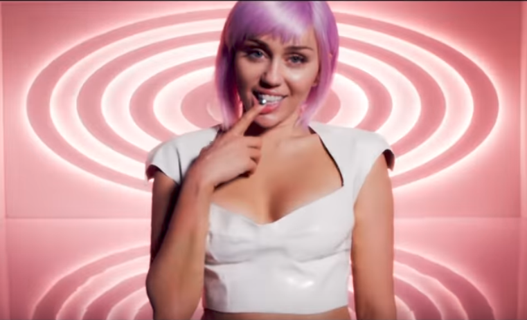 Ashley O Personagem De Miley Cyrus Em Black Mirror Lança Clipe De Música Capricho 6311