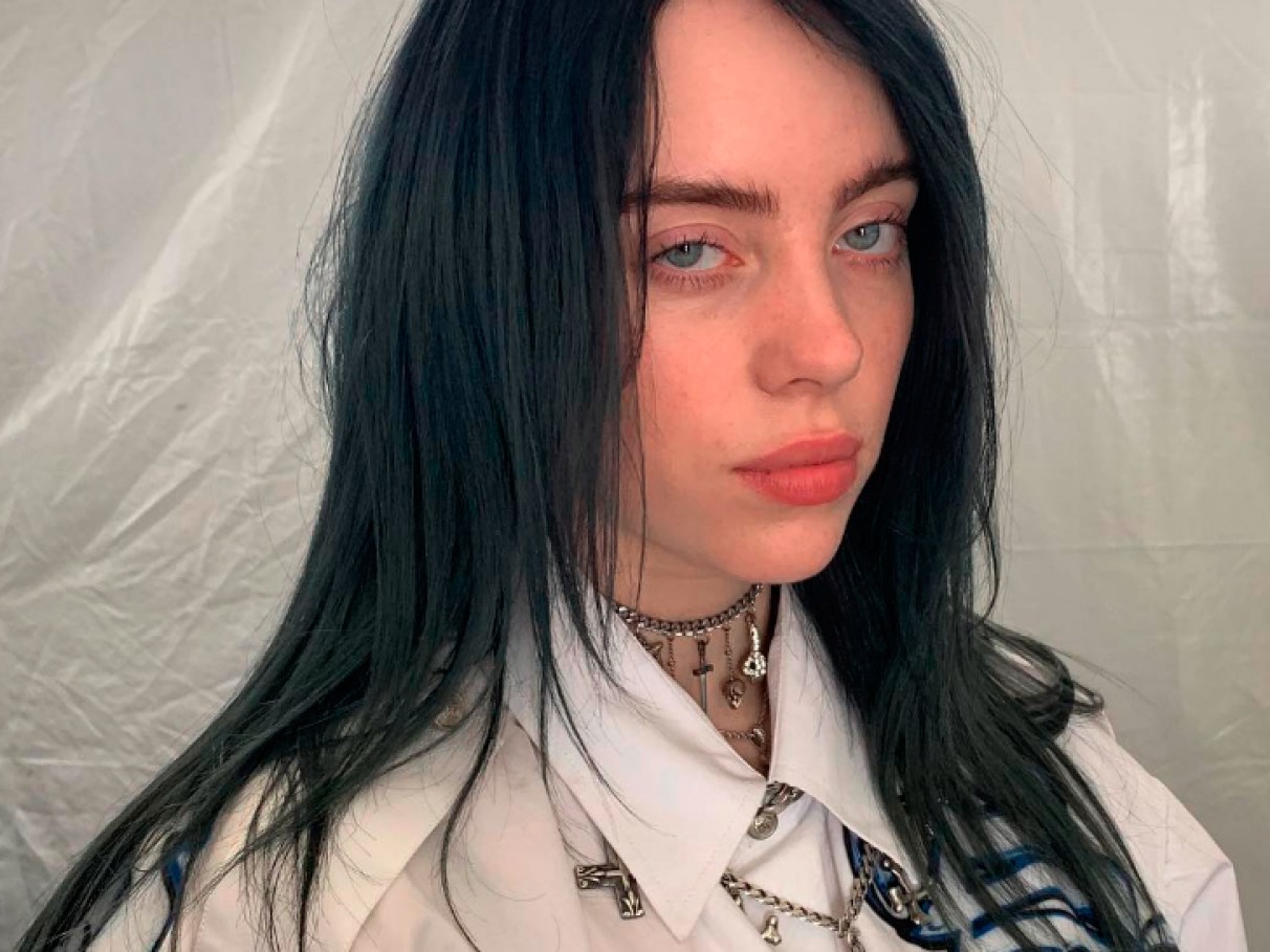 Billie Eilish lançou uma nova coleção de roupa... | Capricho