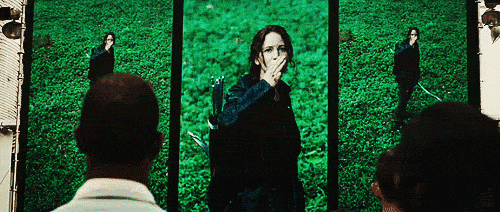 Katniss fazendo o símbolo de Jogos Vorazes