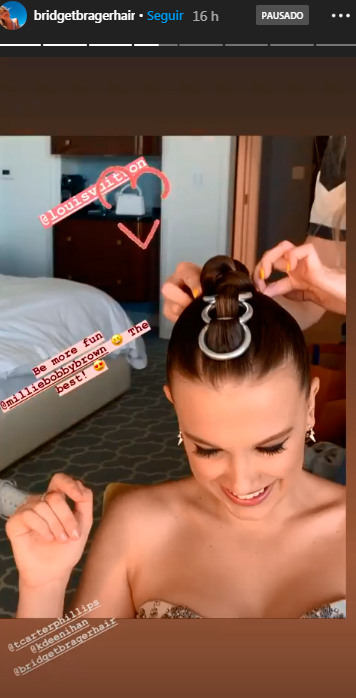 Millie Bobby Brown turbinou o coque com argolas