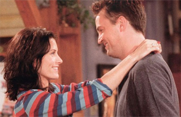 9 lições de amor que aprendemos com Monica e Chandler, de Friends | Capricho