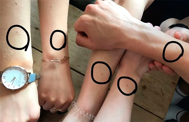 Será que todas as mulheres têm esse mesmo tipo de pinta perto do pulso?