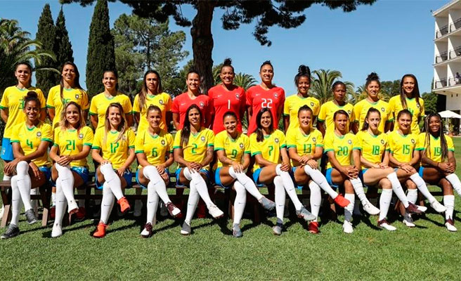 Seleção Feminina faz foto oficial da Copa do Mundo – com pernas cruzadas!