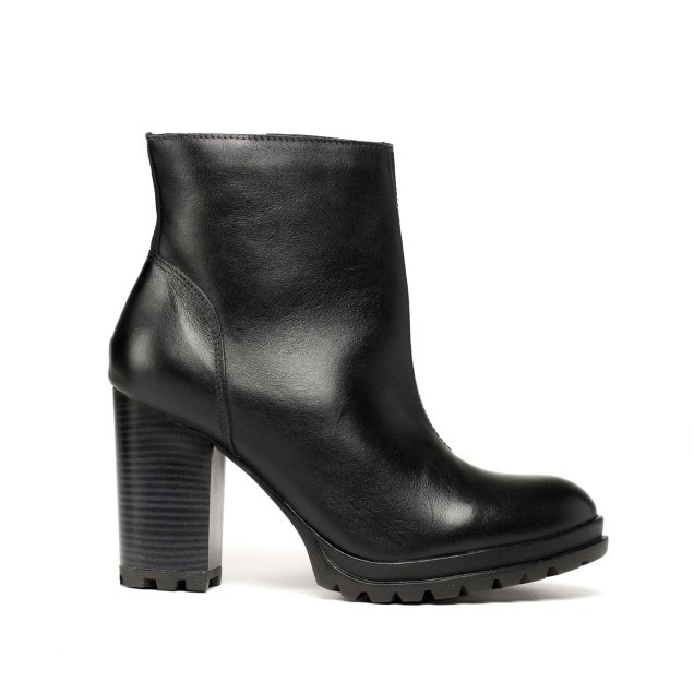 Ankle boot preta Sonho dos Pés (R$ 219,90*).