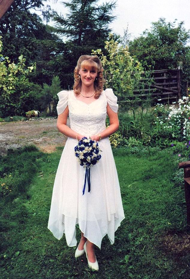 Jovem usa vestido de noiva de sua mãe para a formatura 4