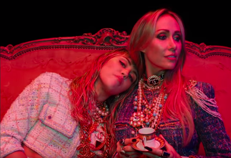 Miley Cyrus ao lado de sua mãe no clipe Mother's Daughter