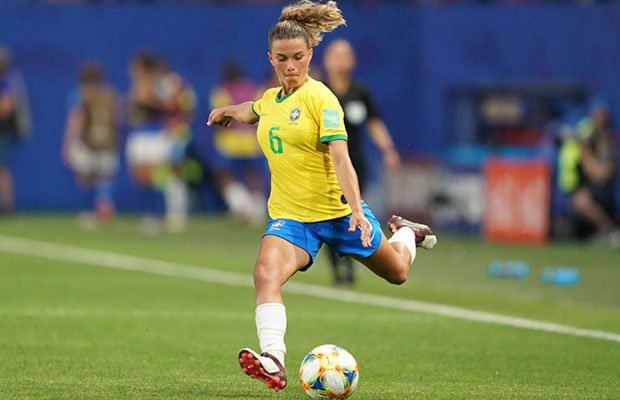 jogadora usa uniforme da seleção brasileira de futebol