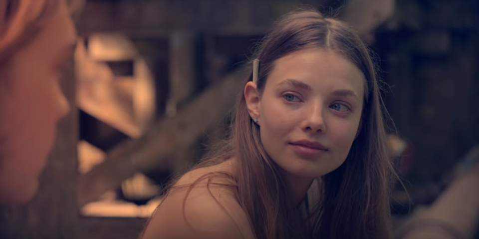 Imagem de Alasca com lágrimas nos olhos olhando para o lado em trailer da série