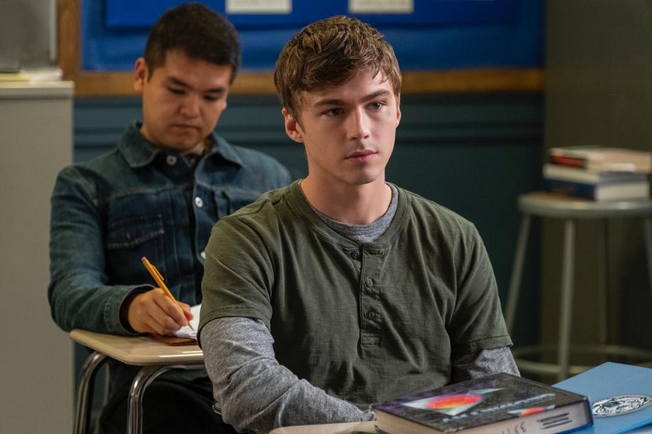 Alex (Miles Heizer)