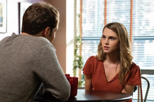 O que será que Chloe (Anne Winters) estava falando com Bryce (Justin Prentice)?