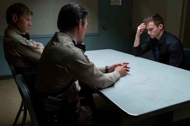 Justin (Brandon Flynn) é interrogado pela polícia
