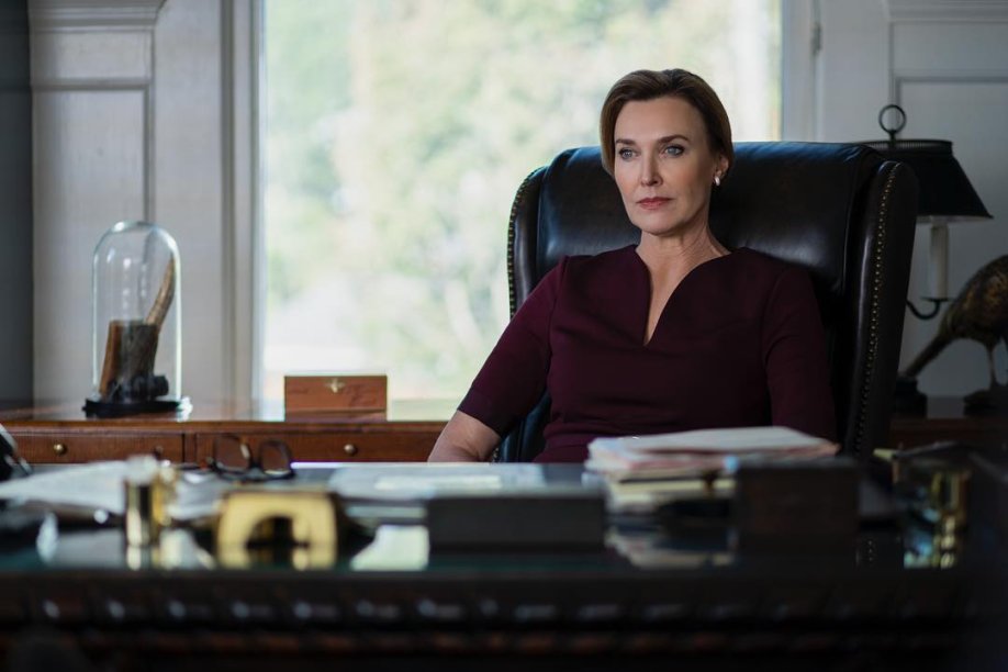 A Sra. Walker (Brenda Strong) não vai descansar até descobrir quem matou seu filho