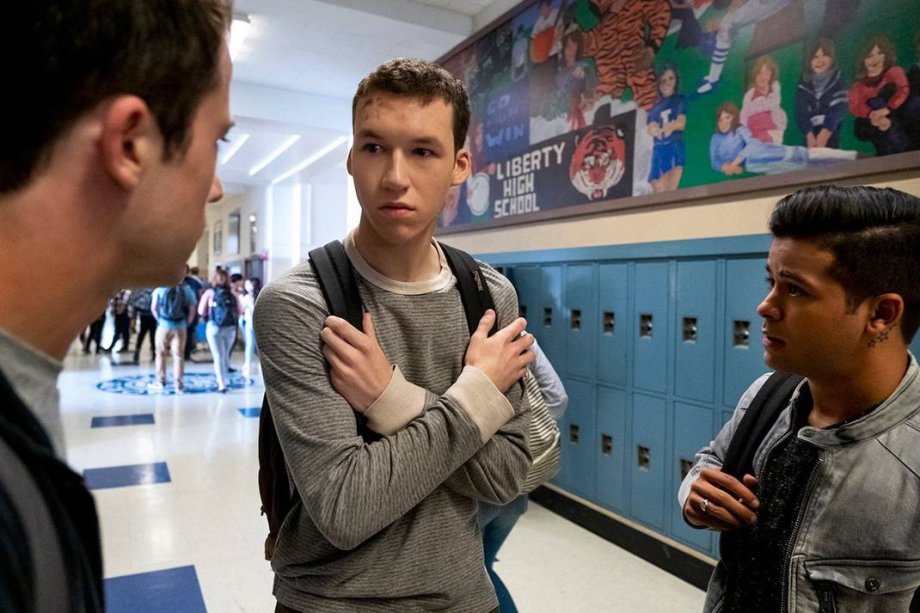 Clay (Dylan Minnette) e Tony (Christian Navarro) conversam com Tyler (Devin Druid)