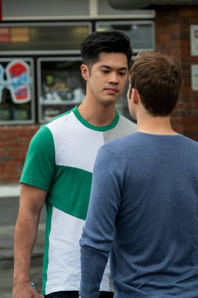 Zach (Ross Butler) não parece nada feliz