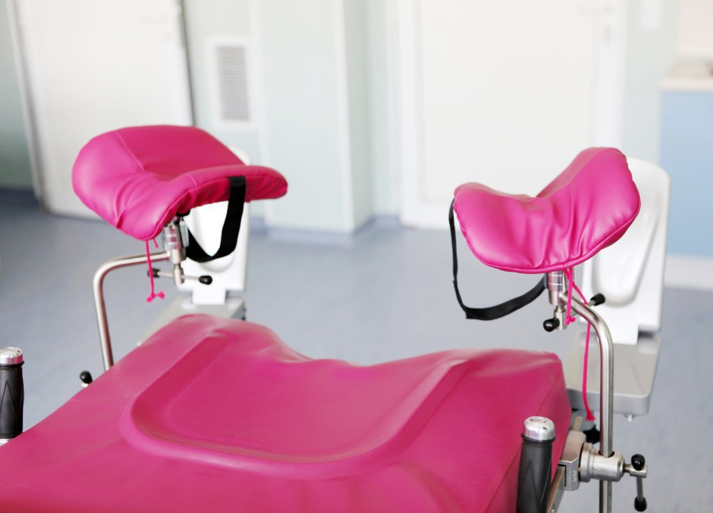 Cadeira rosa de ginecologia
