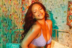 Rihanna usando lingerie Fenty X Savage