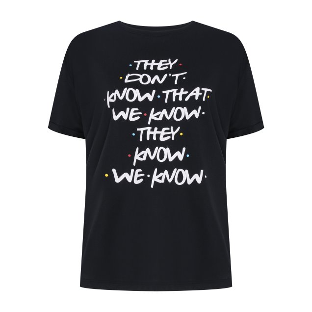 Blusa Friends They Don't Know, C&A, R$ 49,99. Blusa Friends They Don't Know, C&A, R$ 49,99.