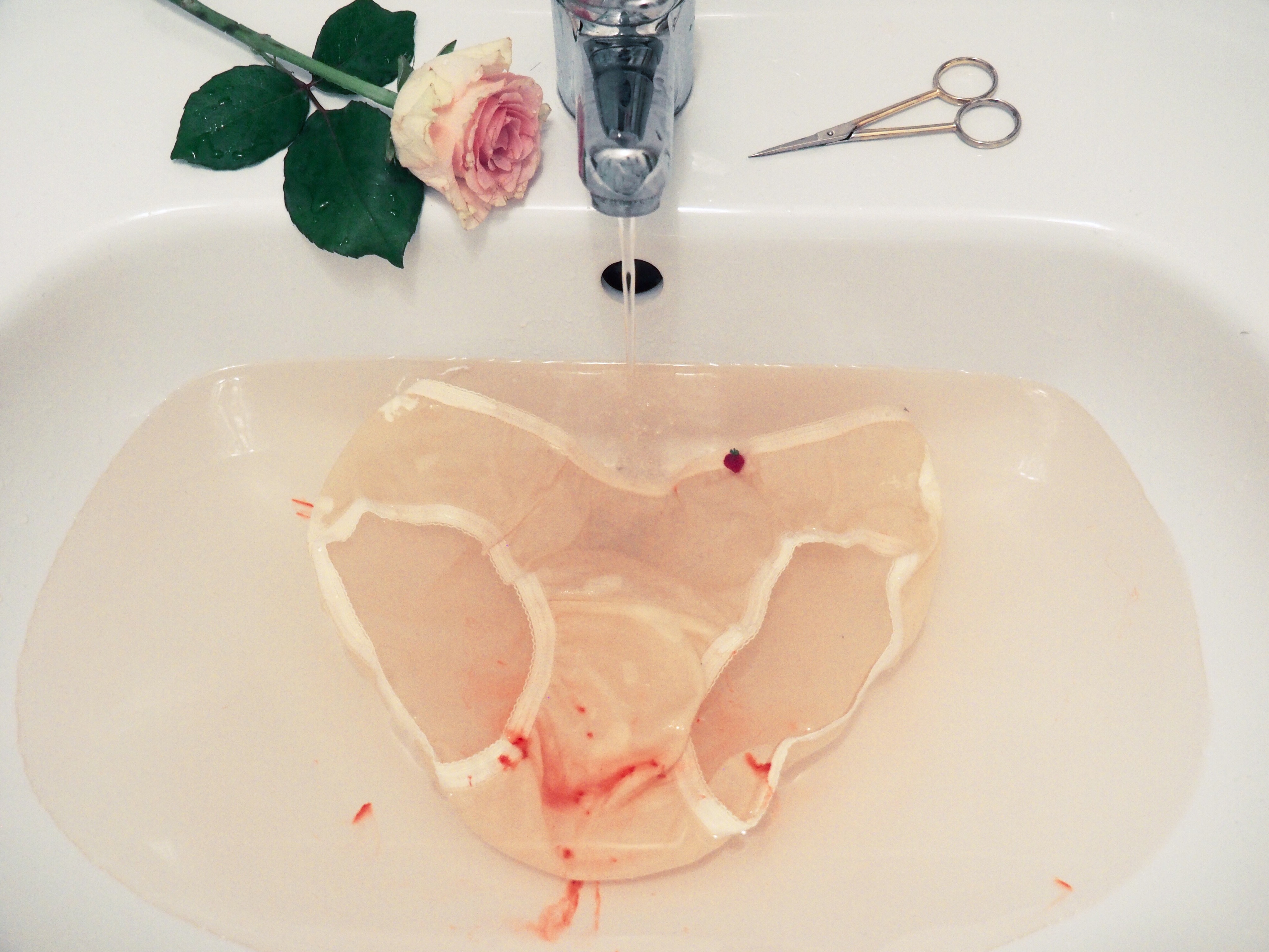 Купаться в ванной во время месячных. Кровь в раковине Эстетика.