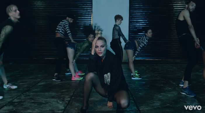 Luisa Sonza look no clipe de Bomba-Relógio