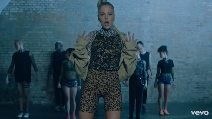 Luisa Sonza look no clipe de Bomba-Relógio