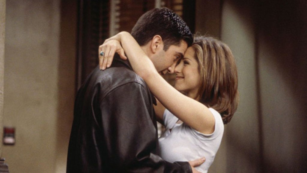 Cena de Ross e Rachel em Friends; os dois estão abraçados com os narizes se tocando e sorrindo um para o outro