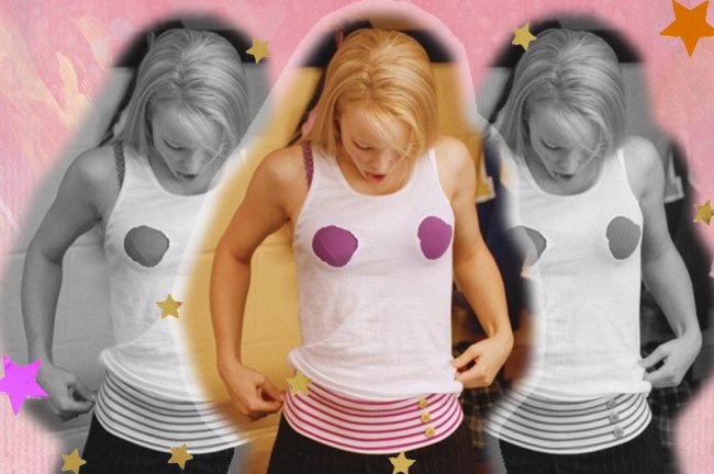 Montagem com a foto da Regina George, de Meninas Malvadas, com seu clássico modelito de blusa com furos na região dos seios