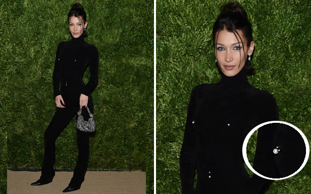 Bella Hadid usando macacao com piercings
