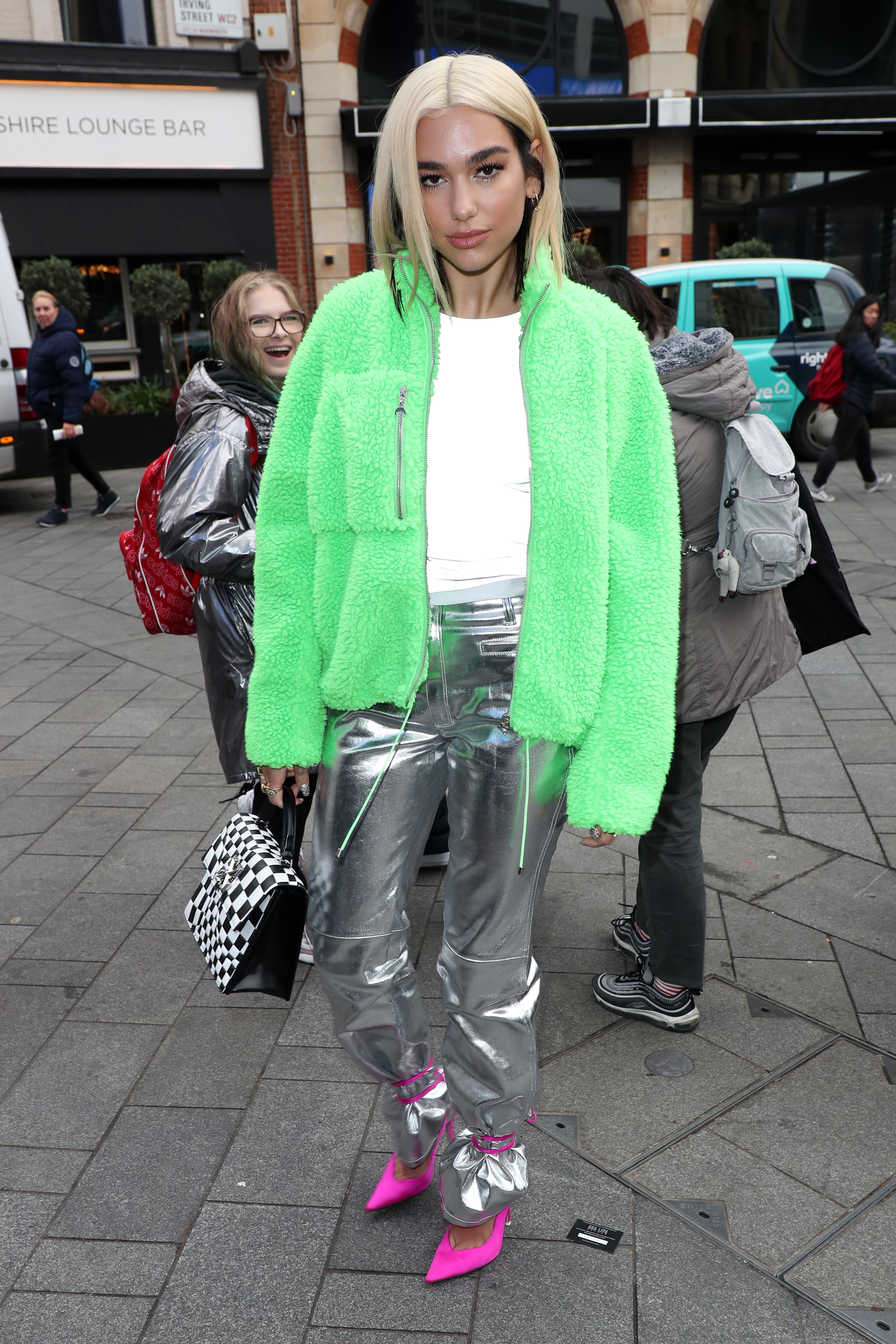look-do-dia-dua-lipa