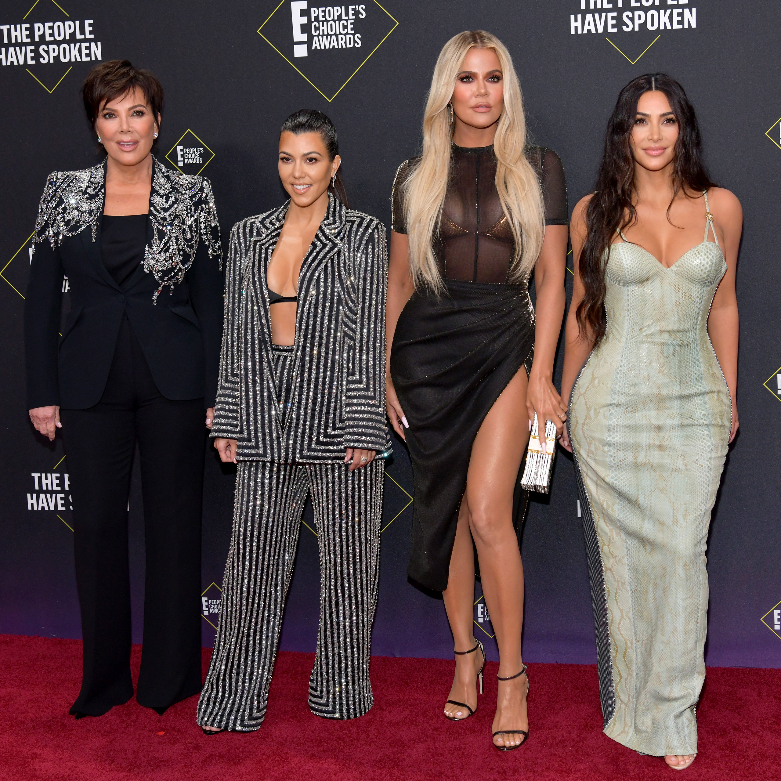 Kris Jenner, Kourtney Kardashian, Khloe Kardashian e Kim Kardashian no People’s Choice Awards