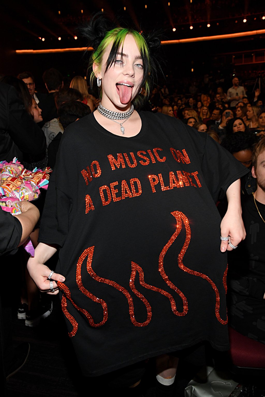 Billie Eilish no AMA 2019 usando camiseta escrito "No music on a dead planet"