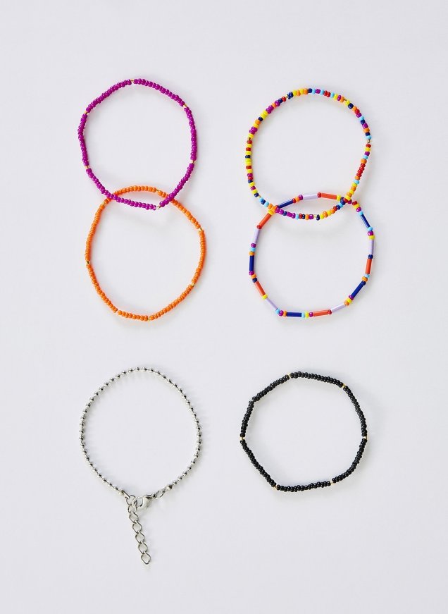Kit Pulseiras Miçangas, Youcom, R$ 19,90* Kit Pulseiras Miçangas, Youcom, R$ 19,90*