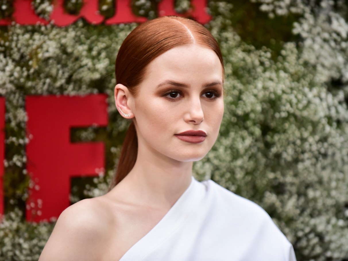 Madelaine Petsch e suposto namorado são vistos... | Capricho