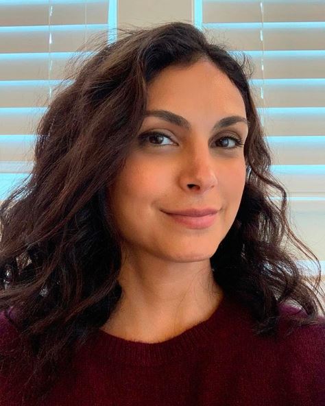 morena-baccarin Morena Baccarin olha para a câmera com um leve sorriso no rosto
