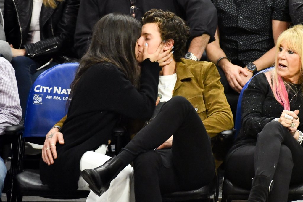 shawn-mendes-camila-cabello-jogo-basquete