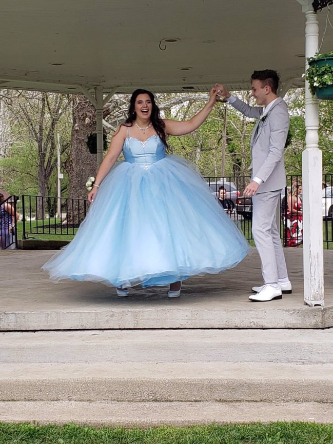 Garoto costura vestido de formatura para amiga que nao podia pagar 2