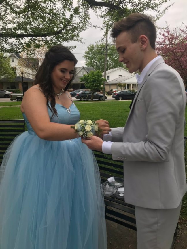 Garoto costura vestido de formatura para amiga que nao podia pagar 3